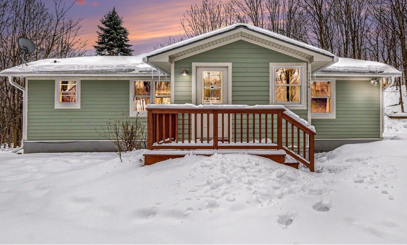 Reverse mortgage in Leelanau County, MI: a typical single-level home, about 1,336 sq ft, built around 1986